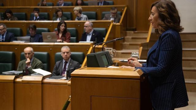La consejera de Autogobierno, Olatz Garamendi, en el Parlamento Vasco