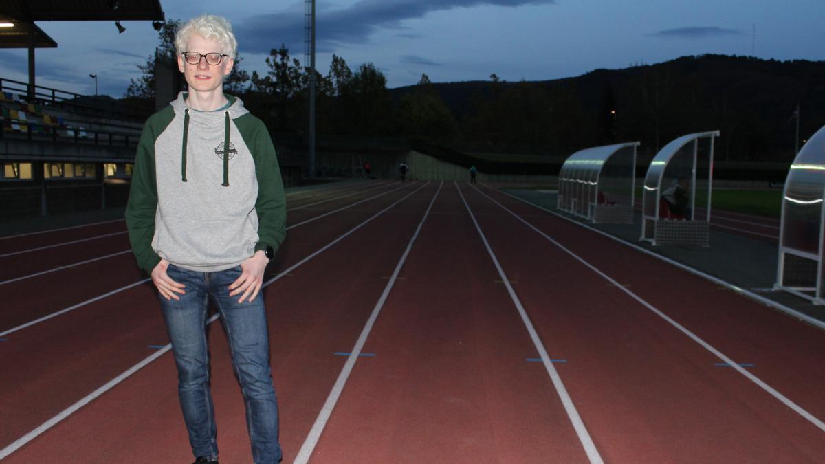 Aner Aróstegui en la pista de atletismo del polideportivo Artunduaga de Basauri