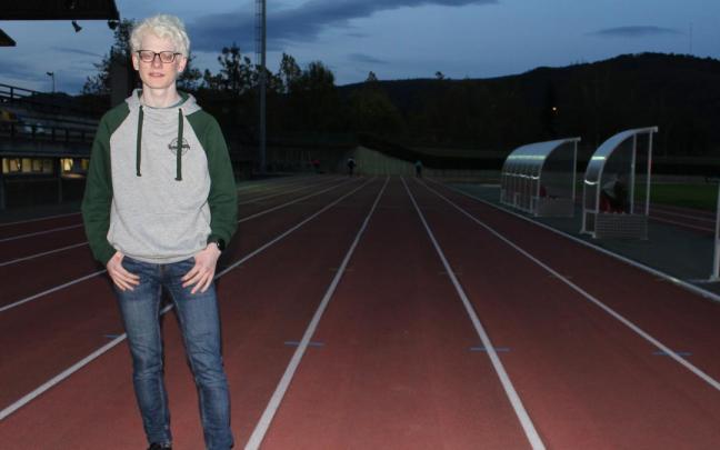 Aner Aróstegui en la pista de atletismo del polideportivo Artunduaga de Basauri