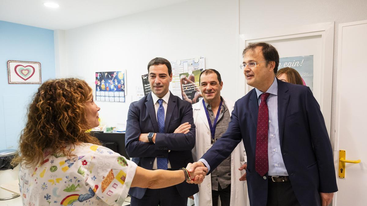 El lehendakari, Imanol Pradales, junto al consejero de Salud, Albert Martínez, durante la visita al ambulatorio de Ortuella.