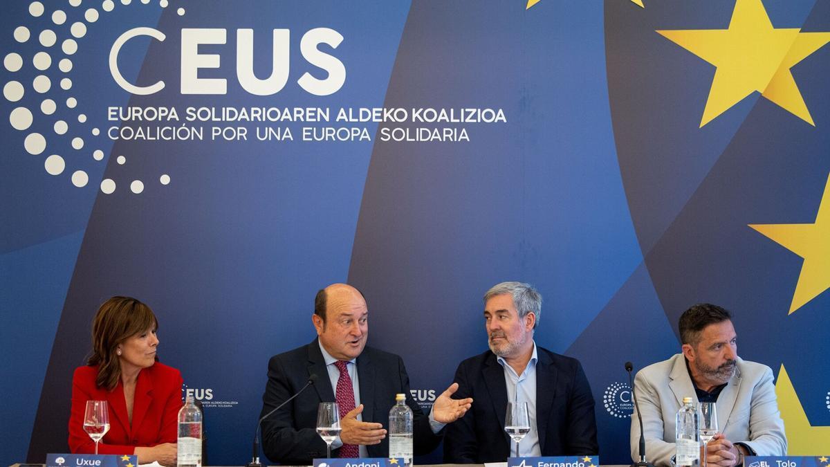 El presidente canario, Fernando Clavijo (2d); el presidente del PI, Tolo Gili (d); la expresidenta navarra Uxue Barkos (i) y el presidente del PNV, Andoni Ortuzar (2i), durante la presentación de CEUS en Madrid.