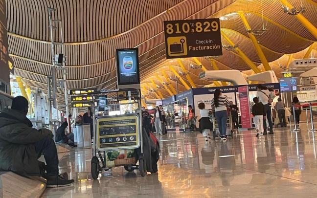 Una persona sin hogar entre los pasajeros de la T4 de Barajas. / EP Una persona sin hogar entre los pasajeros de la T4 de Barajas.