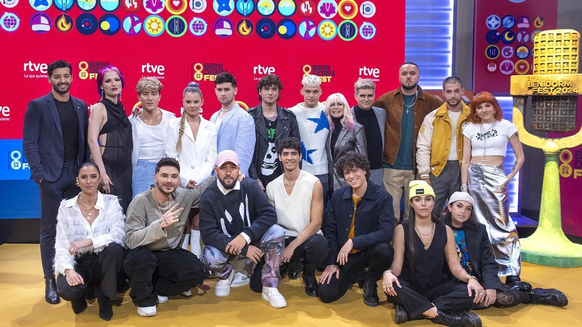 Foto de familia de participantes en el Benidorm Fest