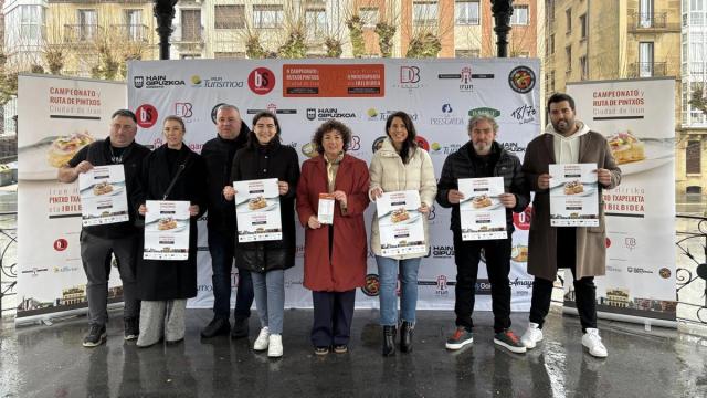 Nuria Alzaga, Sonia García y Azahara Domínguez, en el centro, junto a representantes de establecimientos hosteleros de Irun.