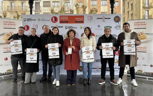 Nuria Alzaga, Sonia García y Azahara Domínguez, en el centro, junto a representantes de establecimientos hosteleros de Irun.