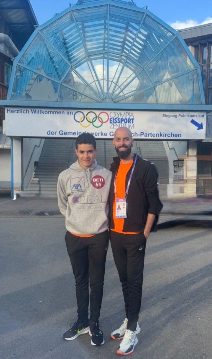 El joven patinador ugaotarra con su actual entrenador, Pedro Rubio