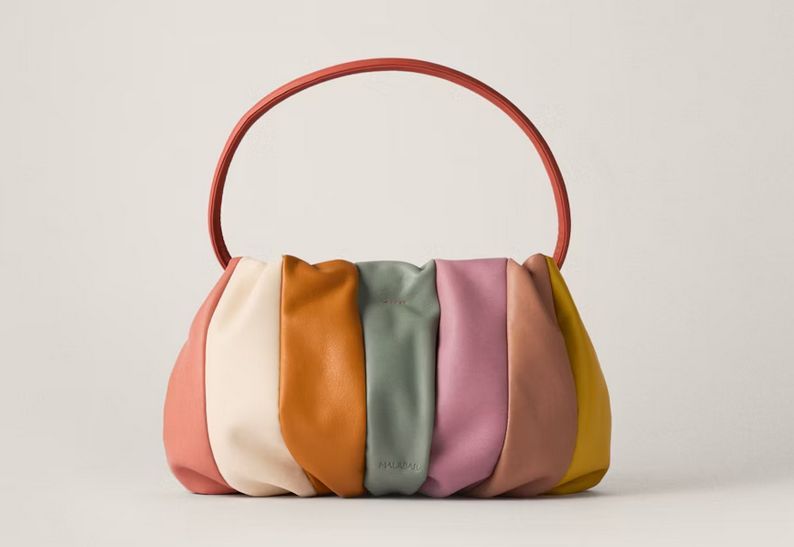 Bolso de piel de vacuno.