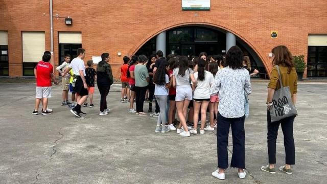 Alumnos en la entrada principal del Instituto Zaraobe de Amurrio