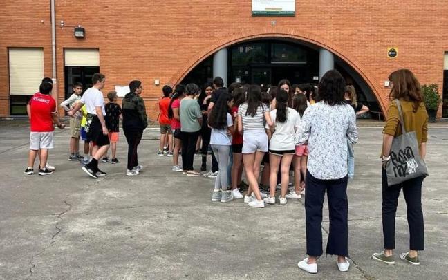 Alumnos en la entrada principal del Instituto Zaraobe de Amurrio