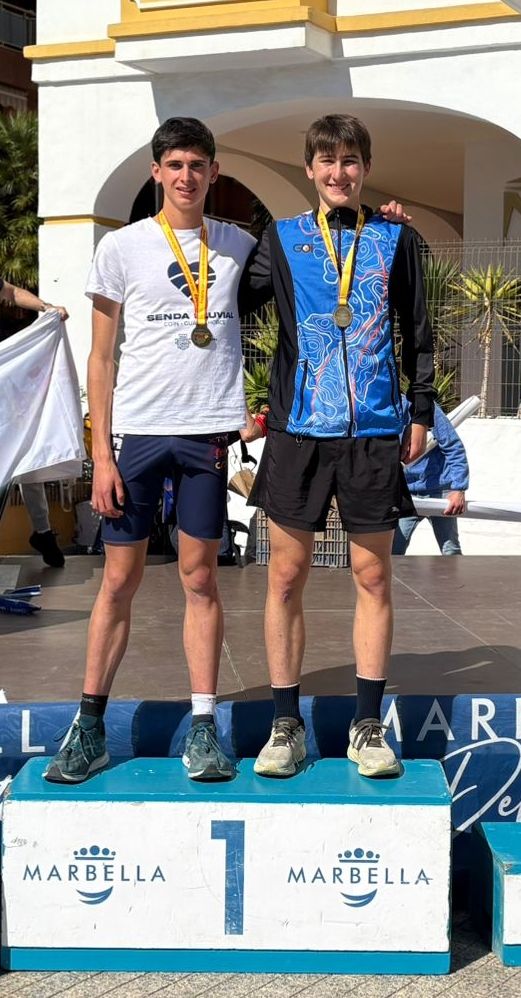 Aratz Beobide, en la derecha, posa sonriente con la medalla.