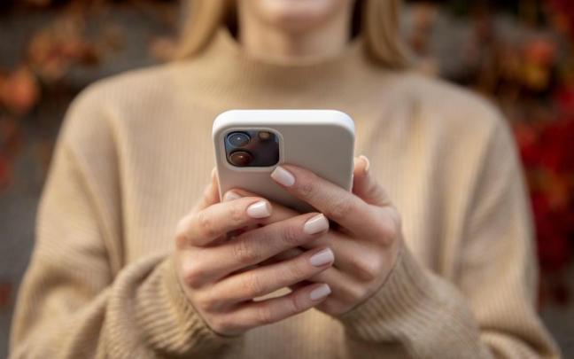 Una mujer sujeta un iPhone.