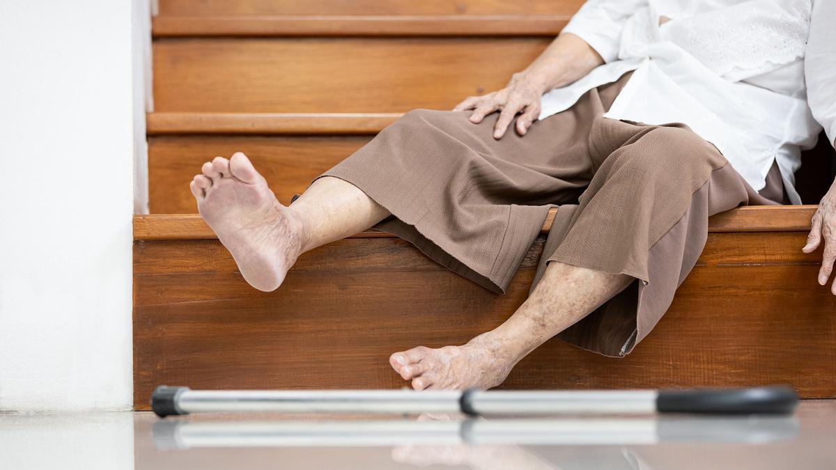 Una persona sufre una caída al bajar unas escaleras.