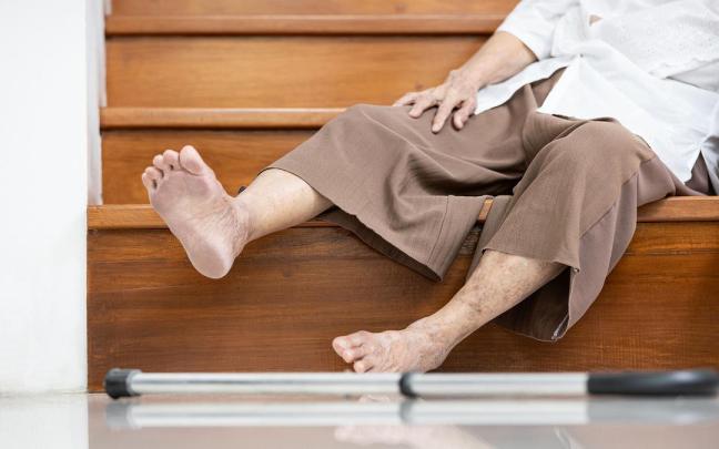 Una persona sufre una caída al bajar unas escaleras.
