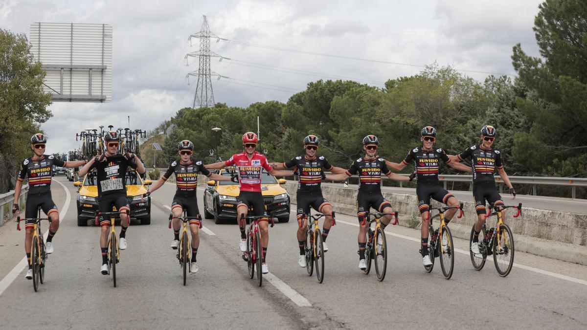 El campeón de la Vuelta, Sepp Kuss, escoltado por sus compañeros.