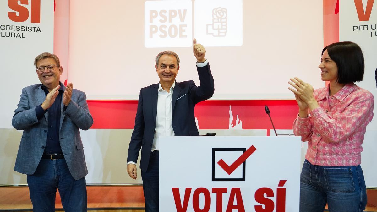 El secretario general del PSPV-PSOE, Ximo Puig (i), y el expresidente del Gobierno, José Luis Rodríguez Zapatero (c) durante el acto 'Vota Sí. Por un Gobierno Progresista y una España Plural'