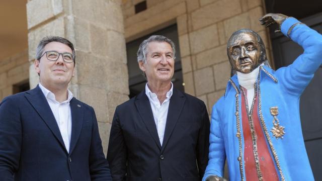 Feijóo visitó una exposición sobre el expresidente Leopoldo Calvo-Sotelo en la localidad de Ribadeo.