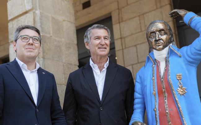 Feijóo visitó una exposición sobre el expresidente Leopoldo Calvo-Sotelo en la localidad de Ribadeo.