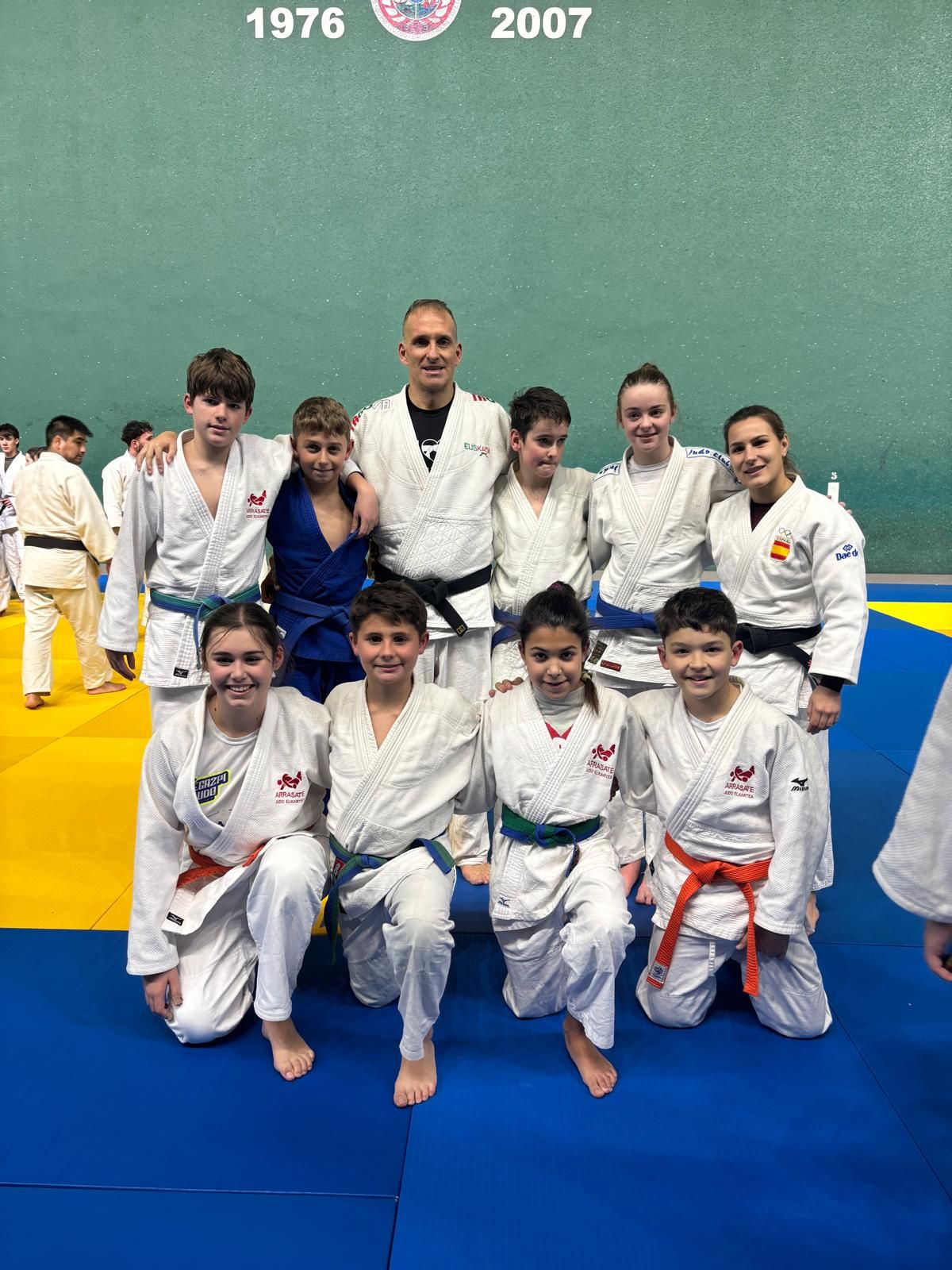 Las y los judokas infantiles, junto al entrenador Gaizka Aranegi, durante el 'stage' celebrado la pasada Navidad en Hondarribia