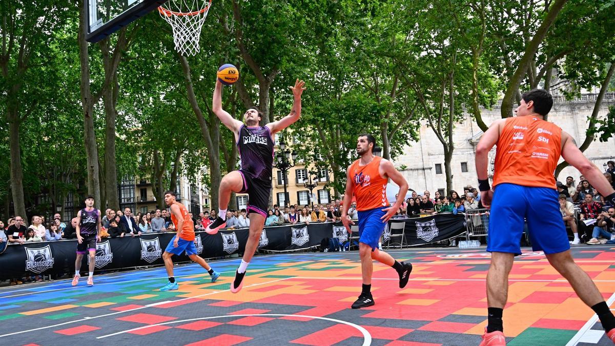 Unai Mendikote protagoniza una acción de la pasad edición jugada, en El Arenal. / OSKAR GONZÁLEZ