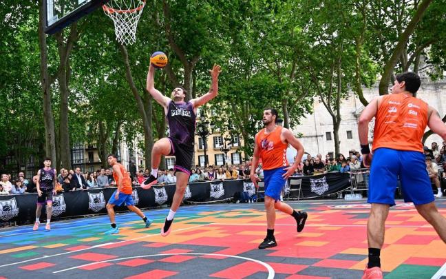 Unai Mendikote protagoniza una acción de la pasad edición jugada, en El Arenal. / OSKAR GONZÁLEZ