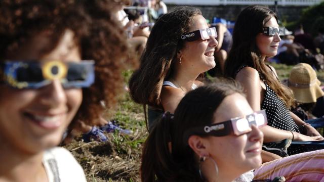 En imágenes | Gran expectación por el eclipse total de Sol