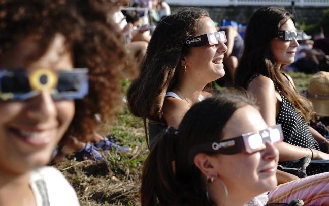 En imágenes | Gran expectación por el eclipse total de Sol