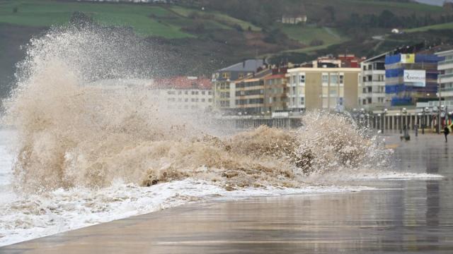 La olas rompen en Zarautz