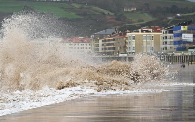 La olas rompen en Zarautz