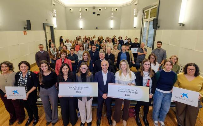 Fotografía de familia del Acto de resolución de la Convocatoria de Proyectos Sociales País Vasco 2025 en el que se han aprobado 50 iniciativas.
