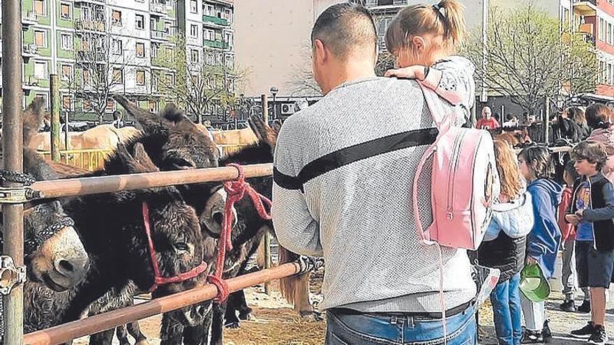 Familias disfrutando de la feria ganadera la pasada edición.