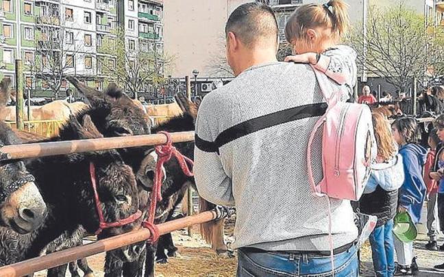 Familias disfrutando de la feria ganadera la pasada edición. / A.O. Familias disfrutando de la feria ganadera la pasada edición.