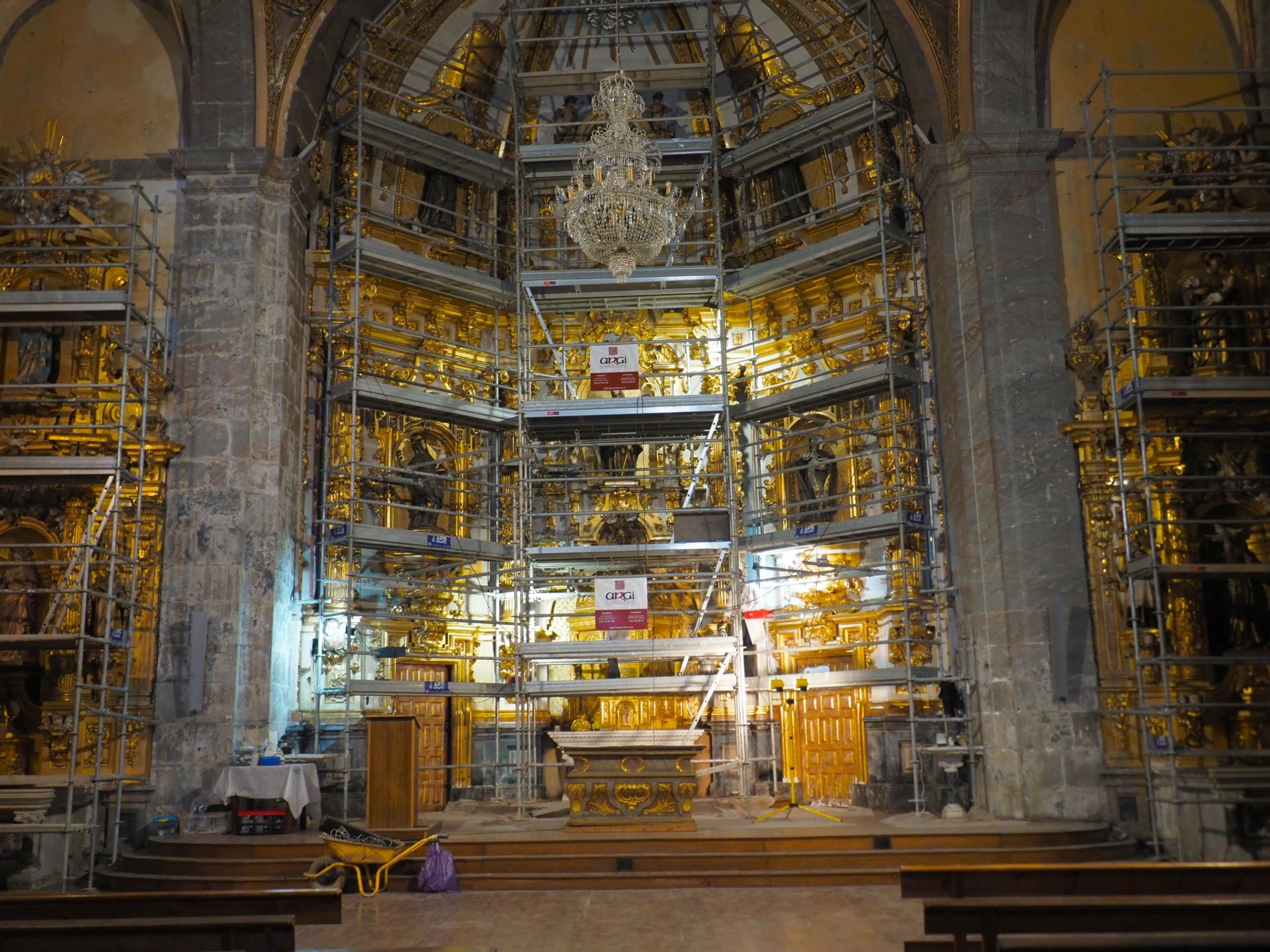 Un gran andamio cubre el retablo mayor de la iglesia en la actualidad.