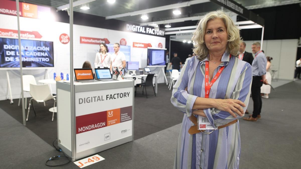 Sonia Ortubai, frente al stand de Mondragon Sistemas de Información.