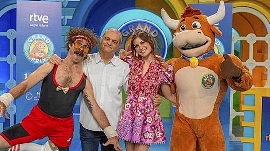 Wilbur, Ramón García, Cristinini y la vaquilla de ‘El Grand Prix’. | FOTO: TVE