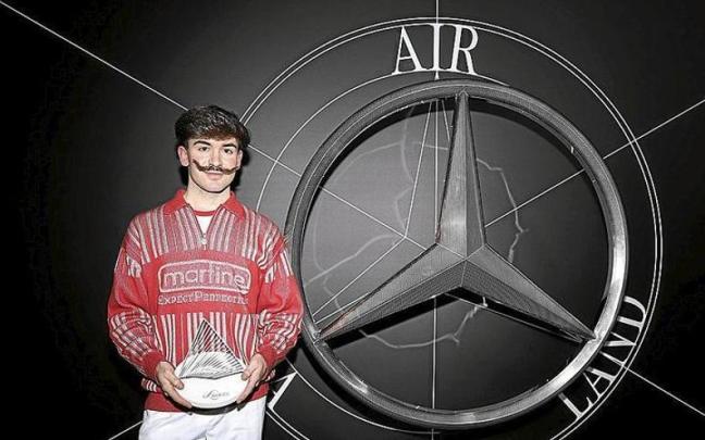 El diseñador vasco, con el premio MB Fashion Talent.