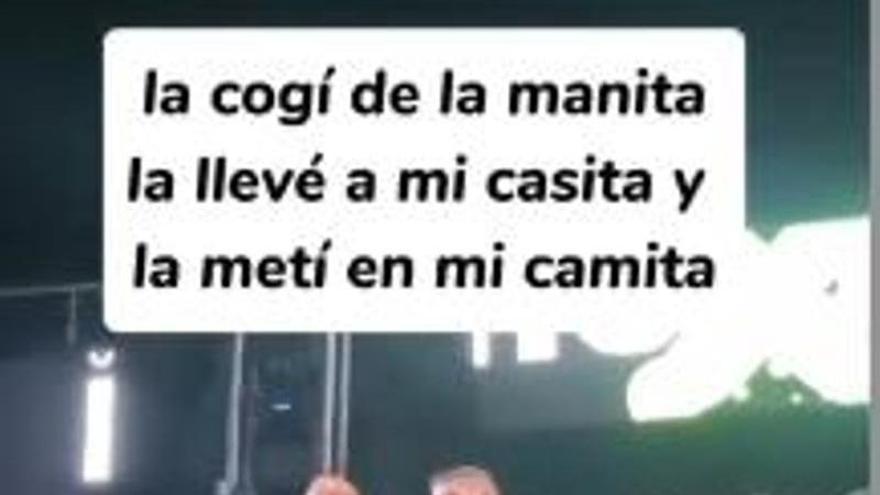 El alcalde de Vita en el escenario donde entonó "Me encontré una niña sola en el bosque, la cogí de la manita y me la llevé a mi camita. Le subí la faldita y le bajé la braguita".