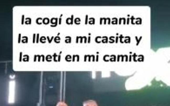 El alcalde de Vita en el escenario donde entonó "Me encontré una niña sola en el bosque, la cogí de la manita y me la llevé a mi camita. Le subí la faldita y le bajé la braguita".