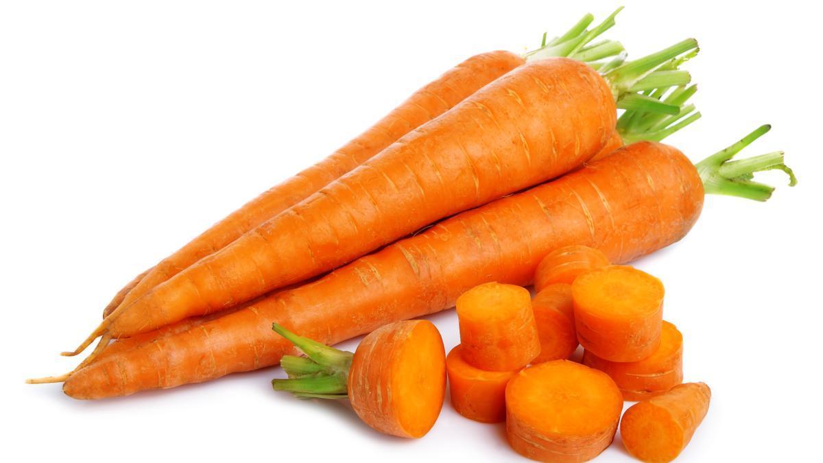 Las zanahorias son famosas por su alto contenido de betacaroteno, un precursor de la vitamina A.