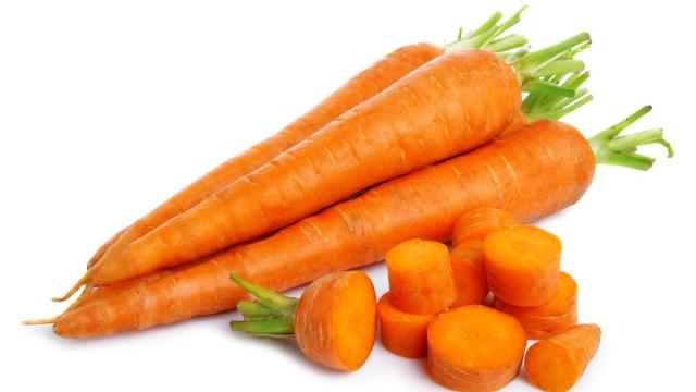 Las zanahorias son famosas por su alto contenido de betacaroteno, un precursor de la vitamina A.