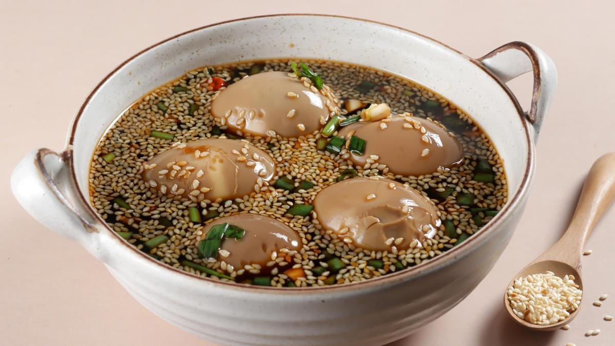 Huevos marinándose en la mezcla mágica.