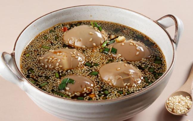 Huevos marinándose en la mezcla mágica. Huevos marinándose en la mezcla mágica.