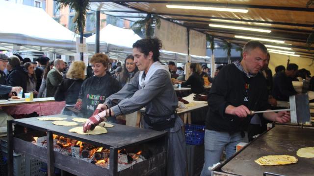 El talo y el chorizo ayudaron a sobrellevar la molesta presencia de la lluvia que acompañó al desarrollo de la feria.
