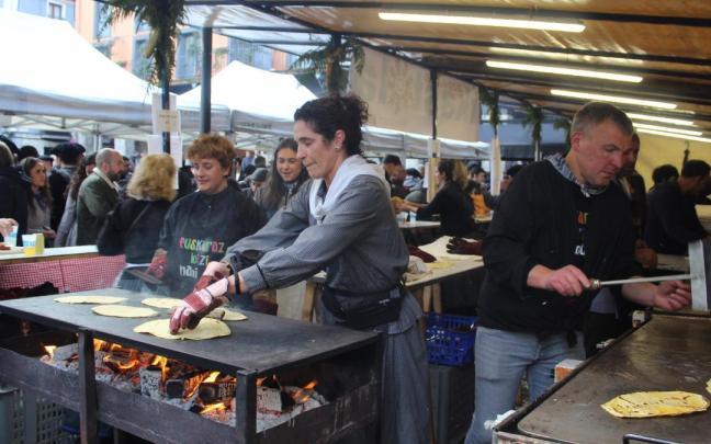 El talo y el chorizo ayudaron a sobrellevar la molesta presencia de la lluvia que acompañó al desarrollo de la feria.