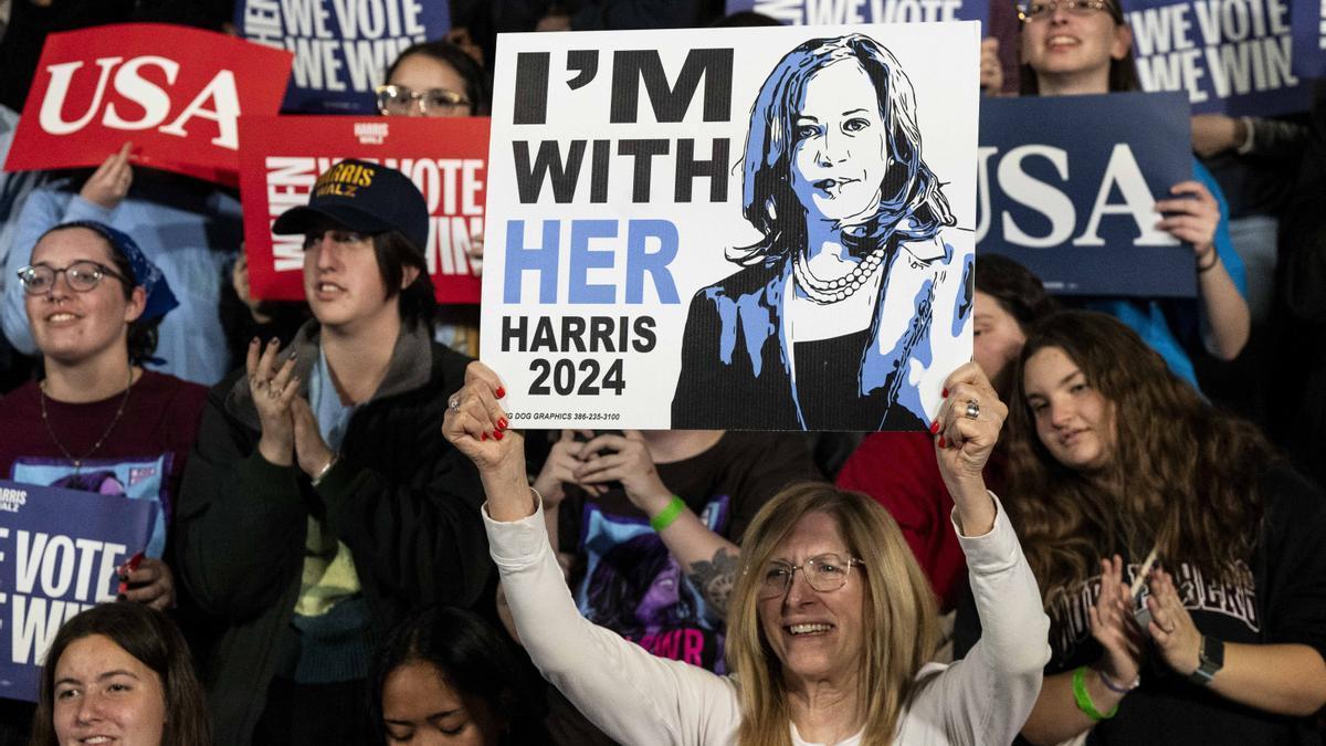 Una simpatizante de Kamala Harris sostiene un cartel de apoyo a la candidata demócrata durante un mitin.