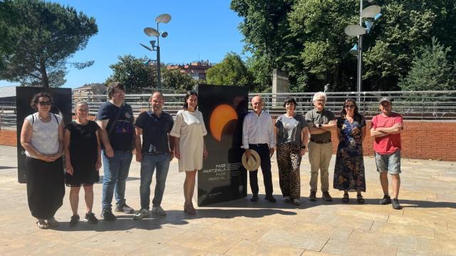 Representantes institucionales y entidades colaboradoras, durante la presentación de la exposición en Ezkurdi.