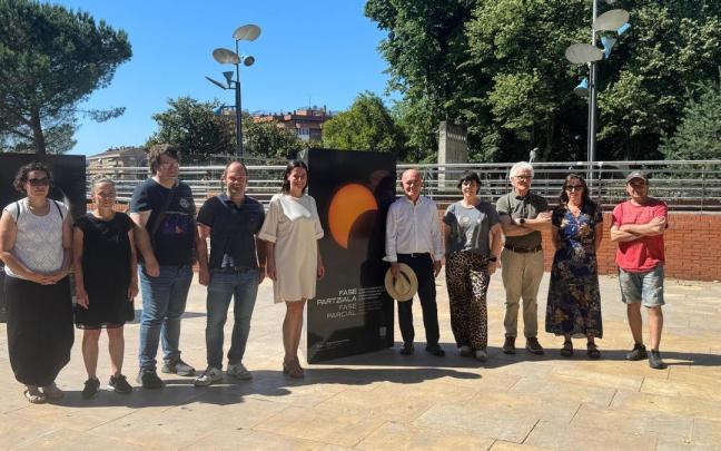Representantes institucionales y entidades colaboradoras, durante la presentación de la exposición en Ezkurdi.