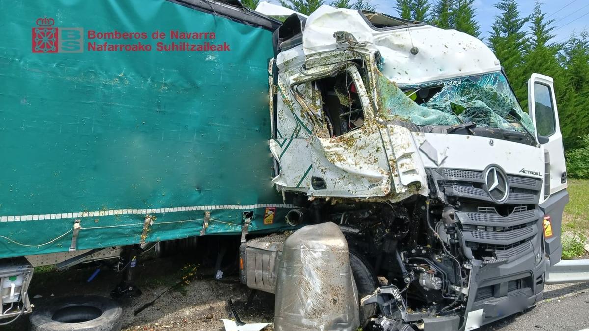 Camión que chocó por alcance con el otro.