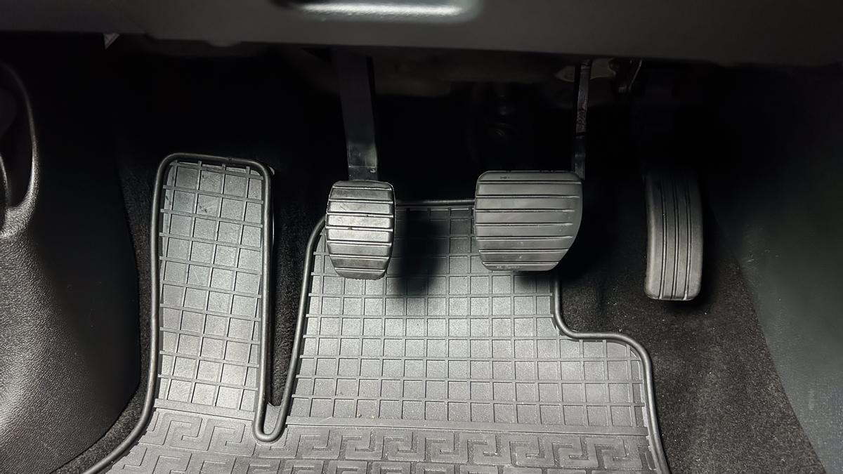 Los pedales de un coche manual: de izquierda a derecha, embrague, freno y acelerador.