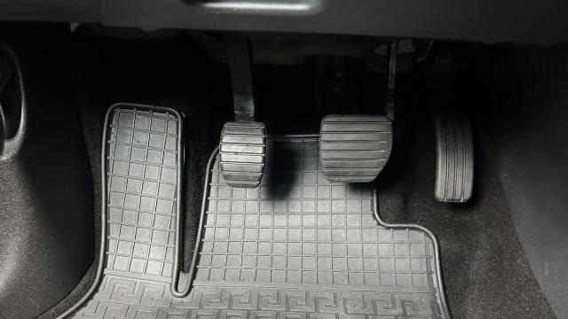 Los pedales de un coche manual: de izquierda a derecha, embrague, freno y acelerador.