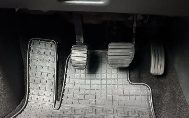 Los pedales de un coche manual: de izquierda a derecha, embrague, freno y acelerador.